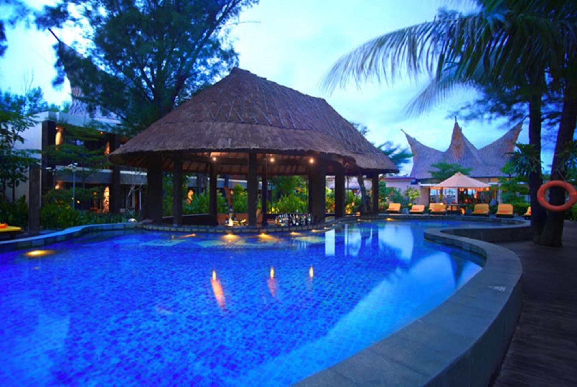 Aston Sunset Beach Resort - Gili Trawangan Esterno foto